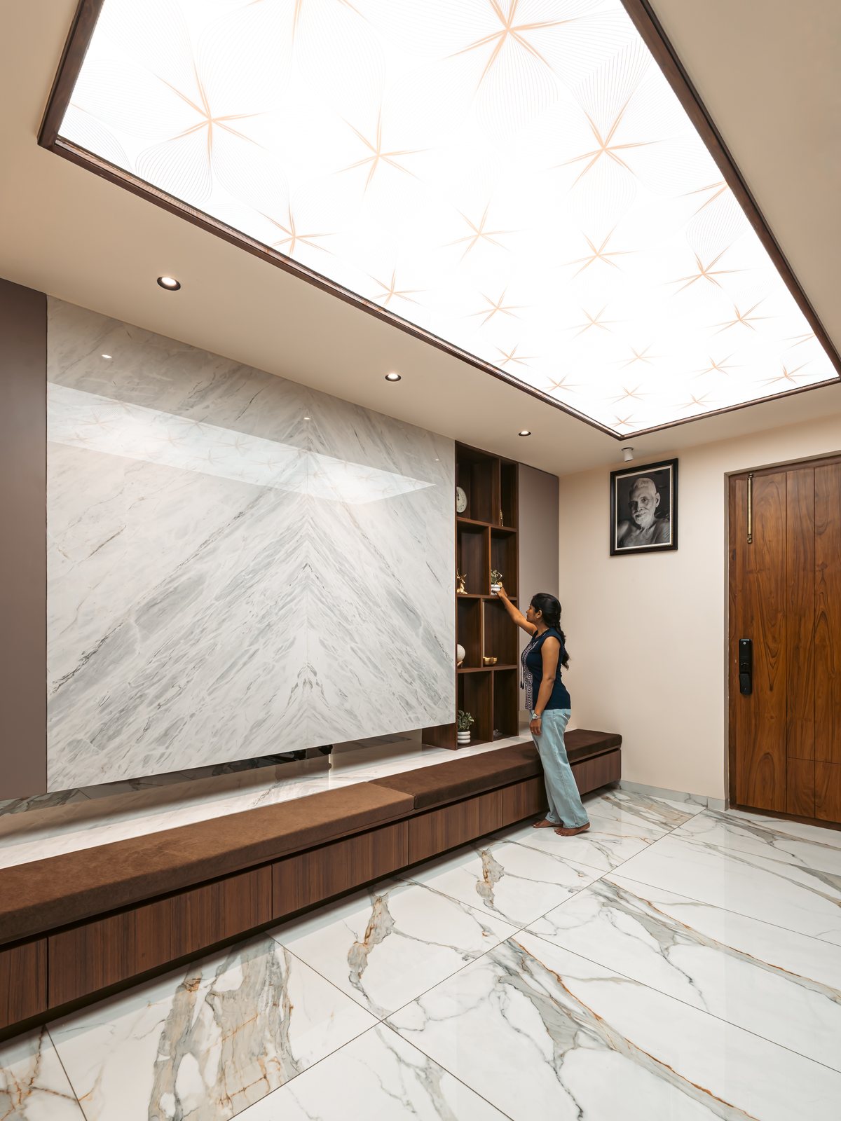 The media wall in veined marble.