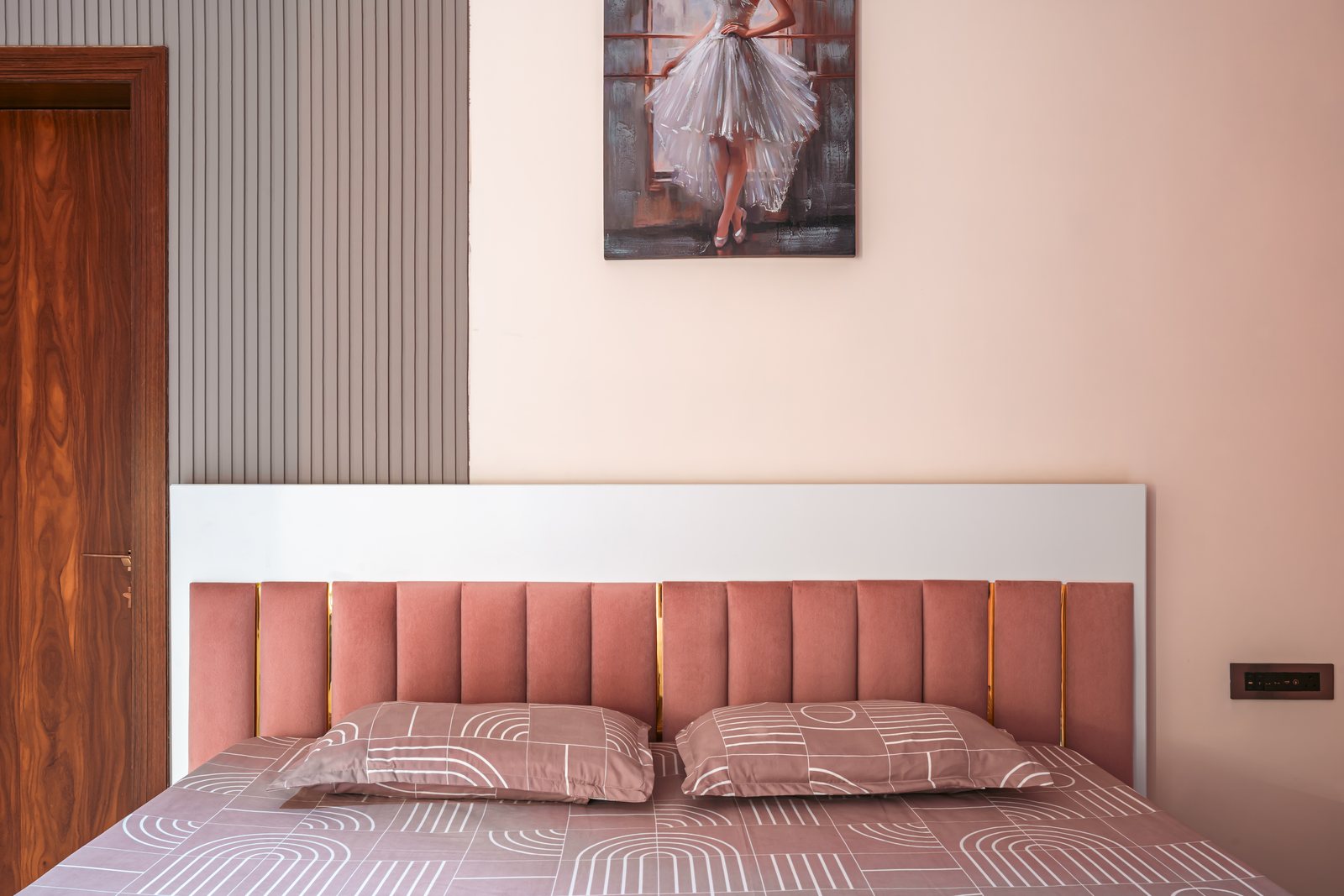 The rose headboard and gold reeding.