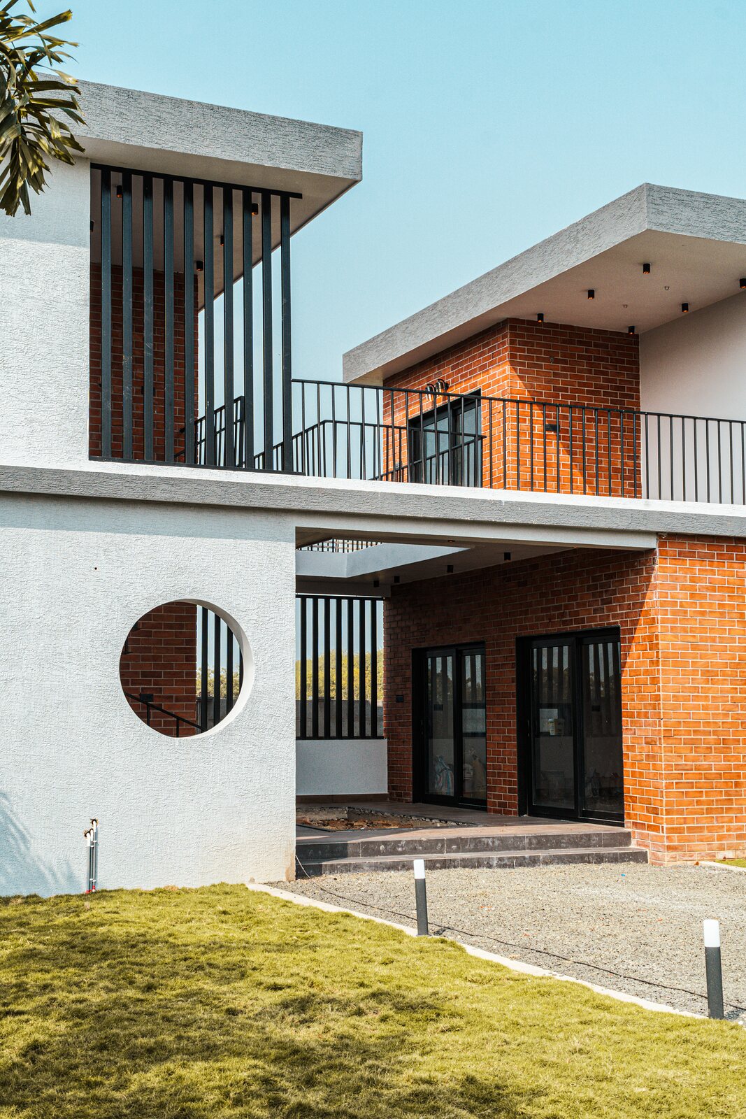 The entrance corner, a round opening beside the steps.
